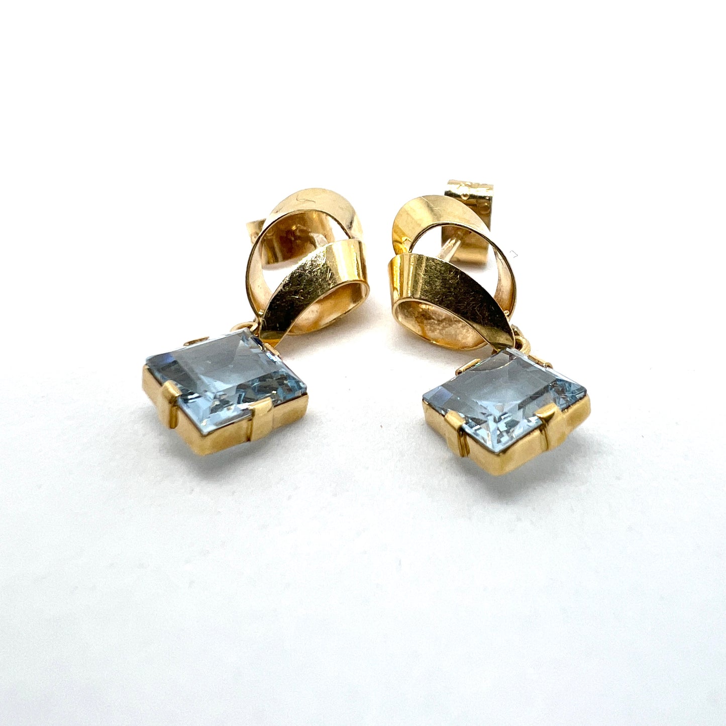 Guldvaruhuset, Sweden 1963. Vintage 18k gold Ice Blue Synthetic Spinel Earrings.