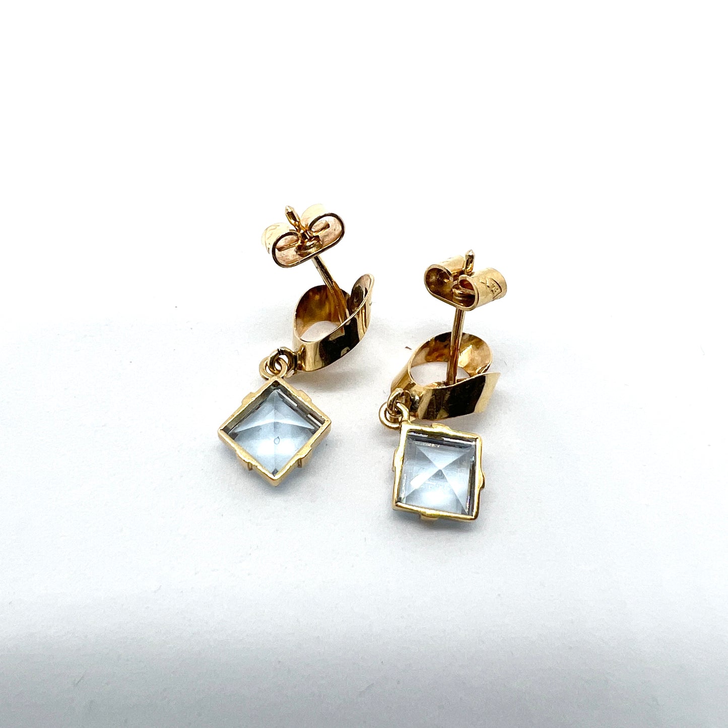 Guldvaruhuset, Sweden 1963. Vintage 18k gold Ice Blue Synthetic Spinel Earrings.