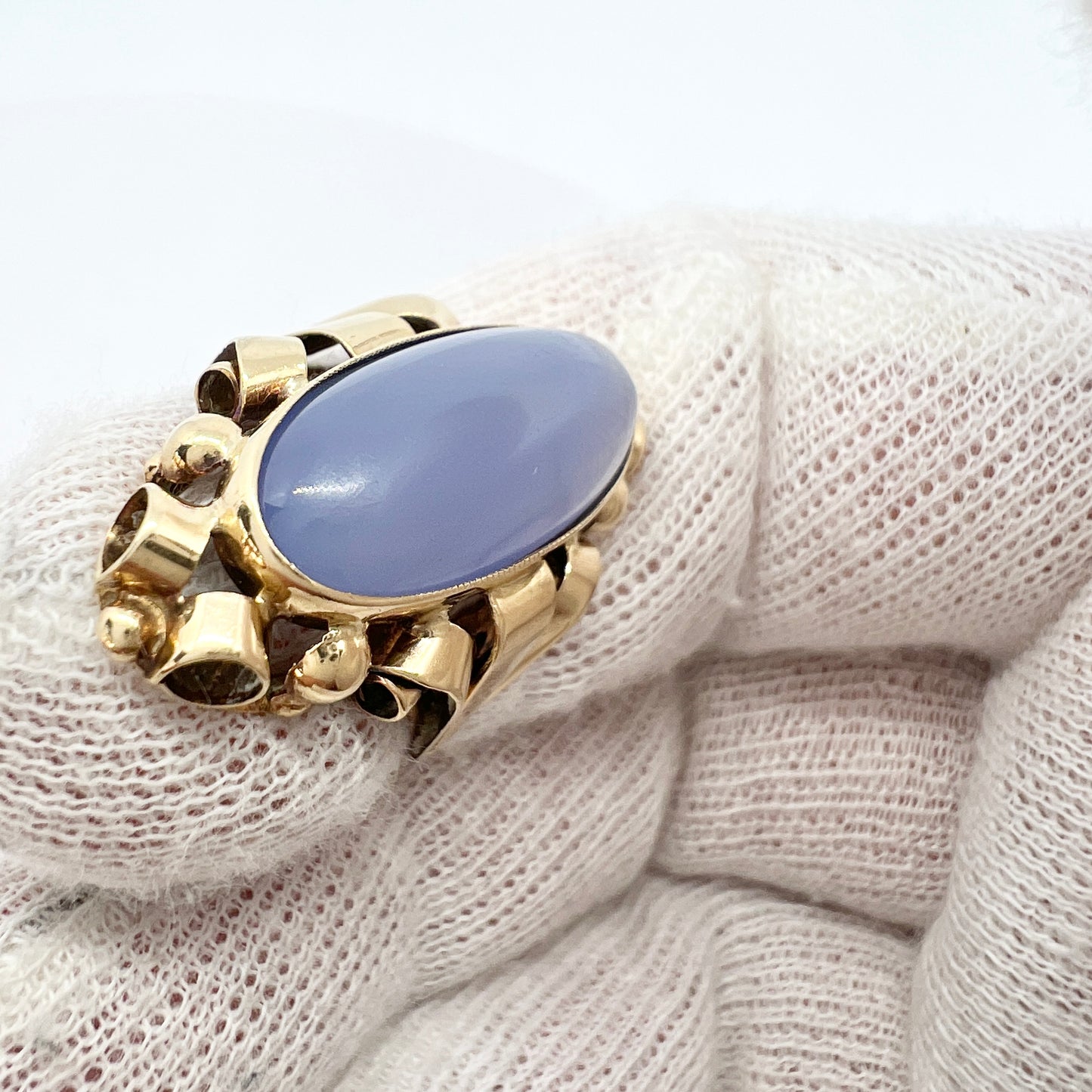 Vintage 1950-60s. Bold Vintage 14k Gold Chalcedony Ring.