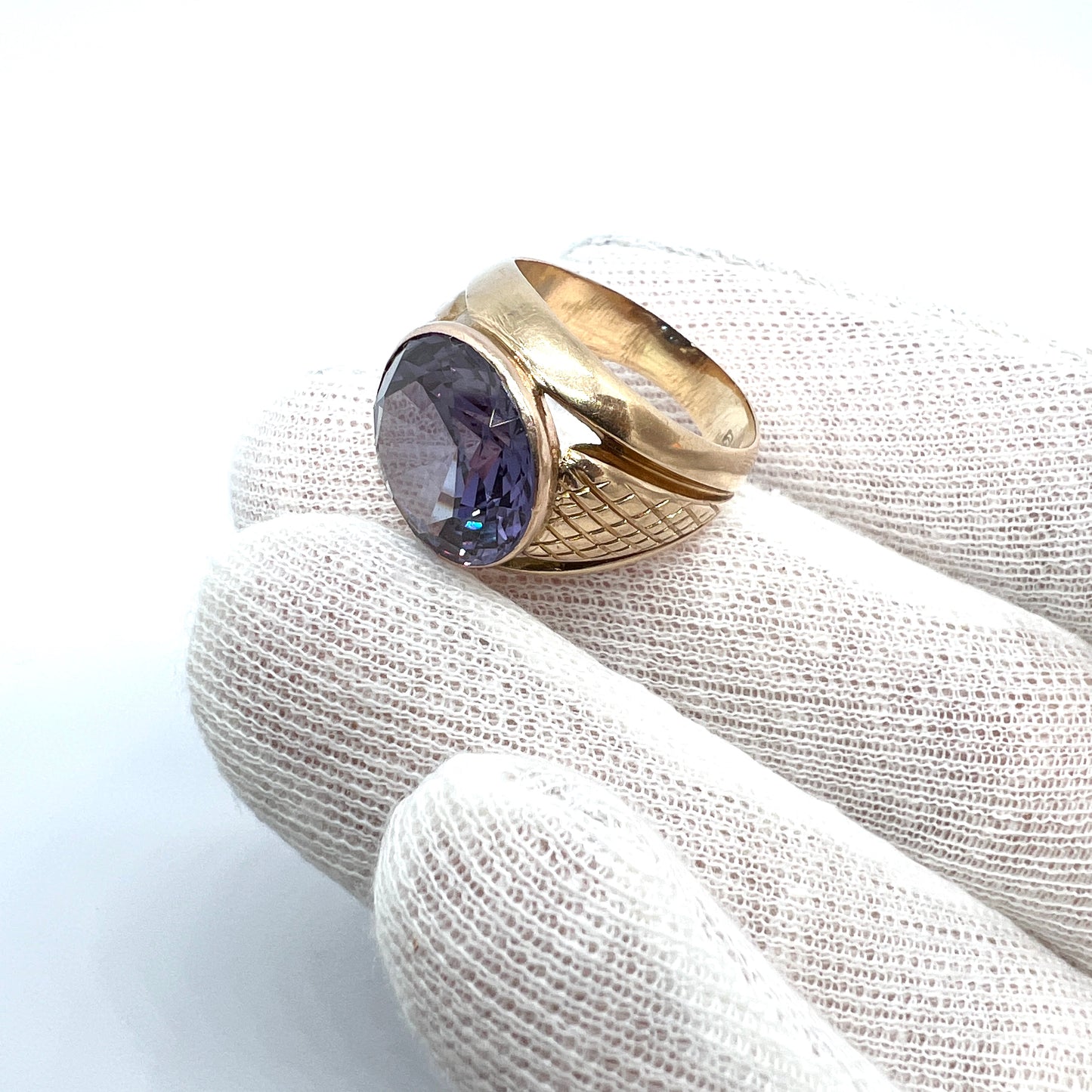 Egypt c 1950-60s. Vintage 14k Gold Synthetic Alexandrite Unisex Ring.