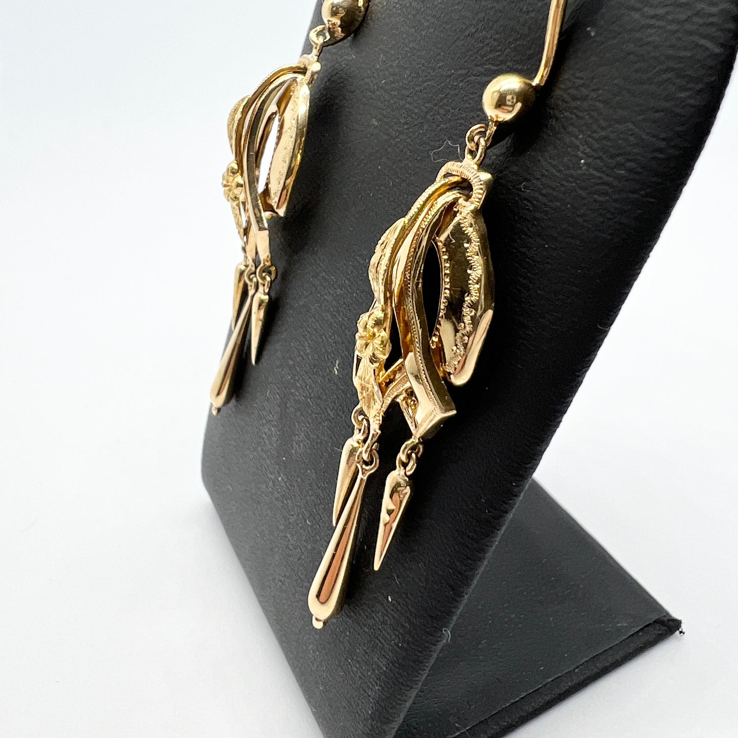 G Dahlgren, Sweden 1929. Vintage 18k Gold Dangle Earrings.