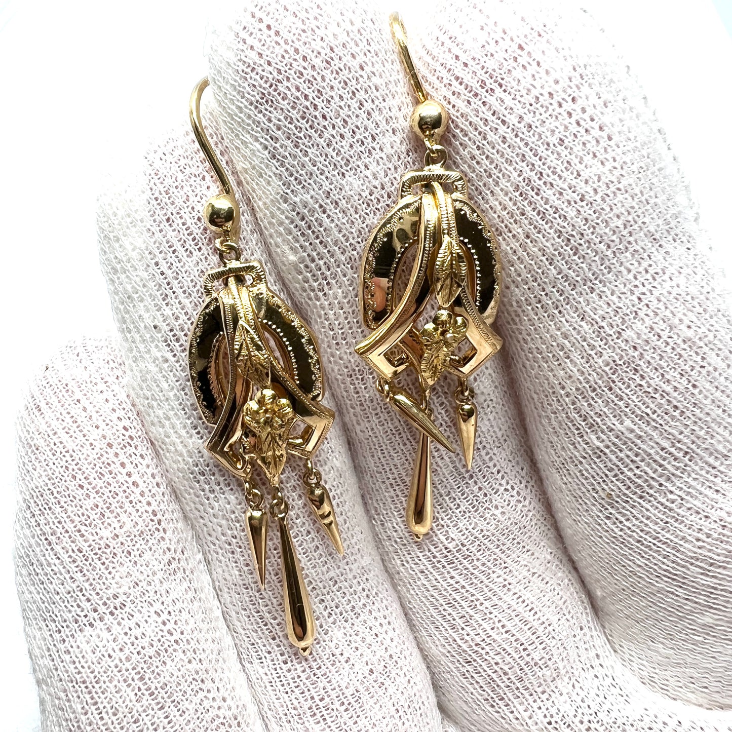 G Dahlgren, Sweden 1929. Vintage 18k Gold Dangle Earrings.