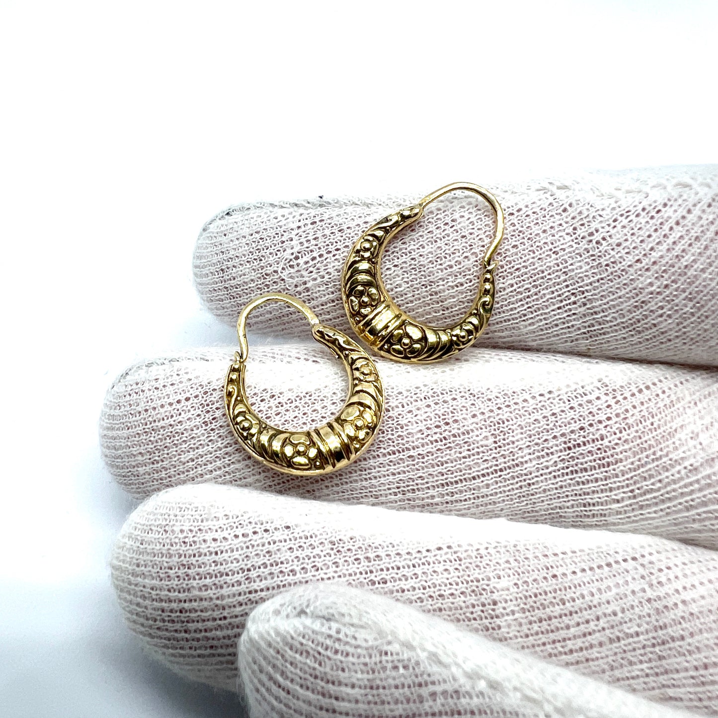 G Dahlgren, Sweden year 1944. Rare War-time 18k Gold Earrings.