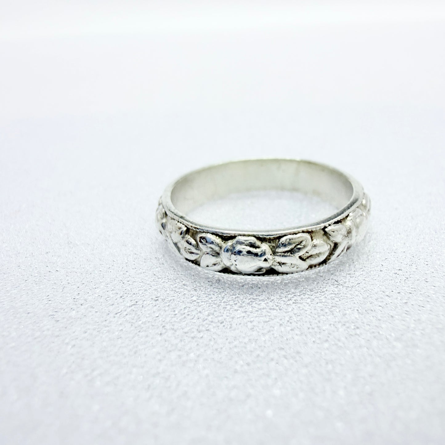 Vintage ca 1940s Solid Silver Flower Band Ring.