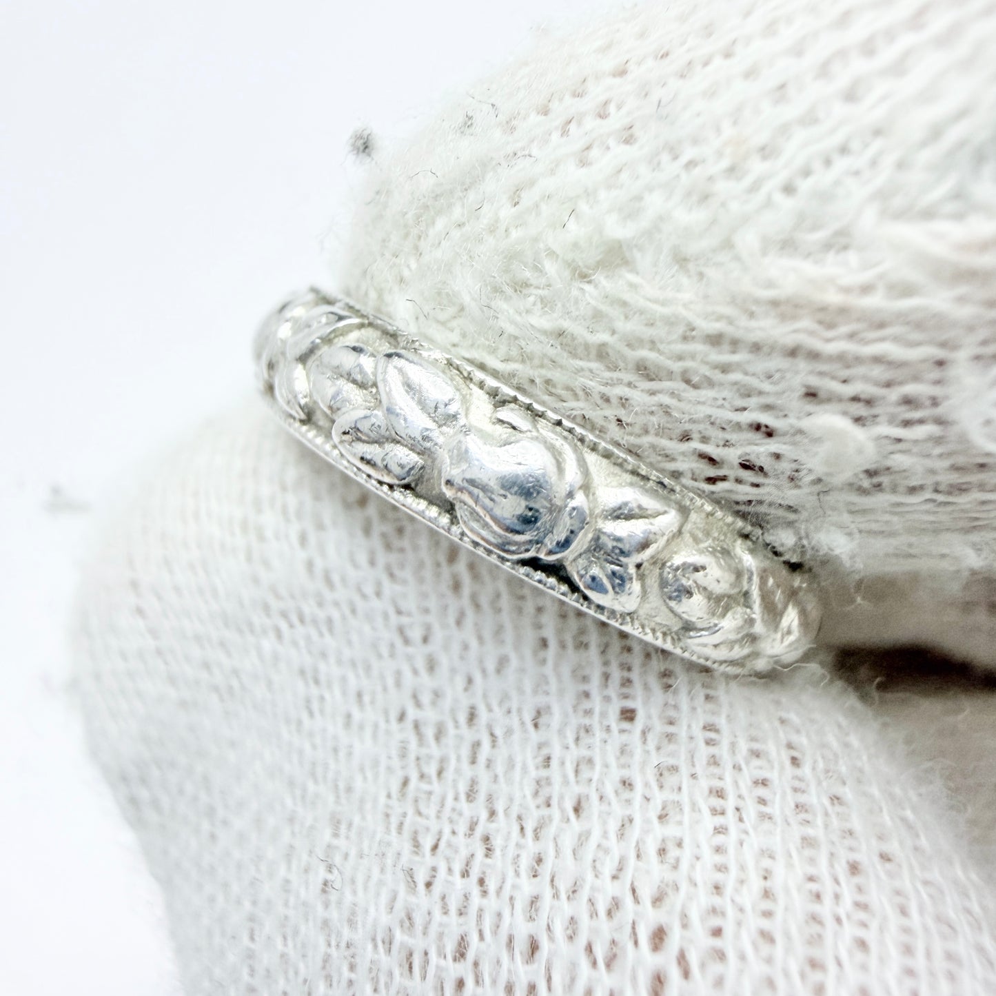 Vintage ca 1940s Solid Silver Flower Band Ring.