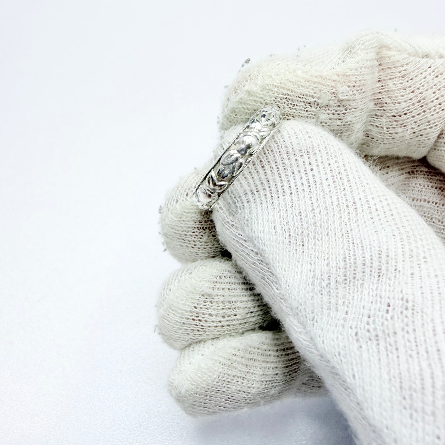 Vintage ca 1940s Solid Silver Flower Band Ring.
