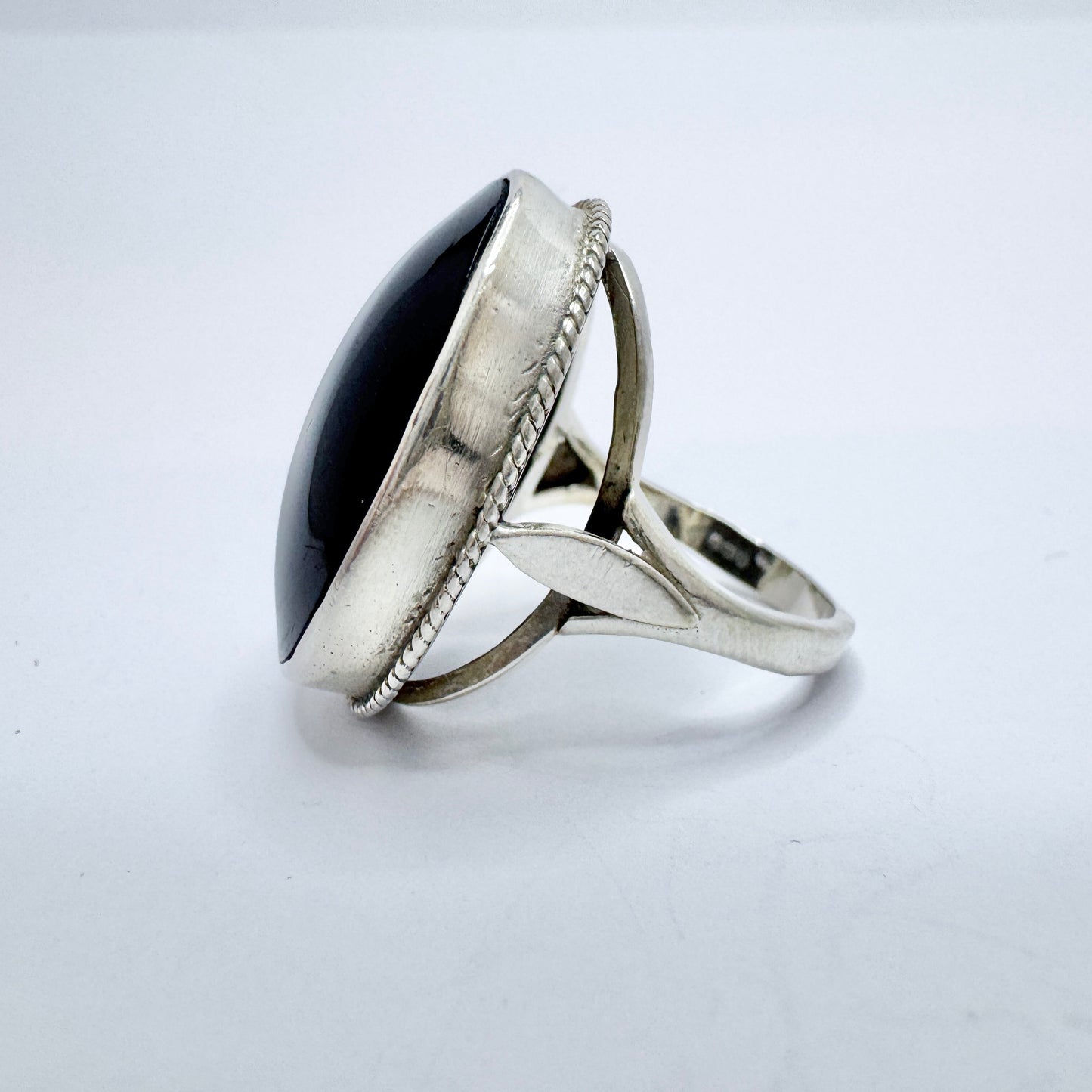 London 1988. Vintage Sterling Silver Onyx Ring.