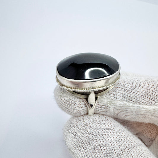 London 1988. Vintage Sterling Silver Onyx Ring.