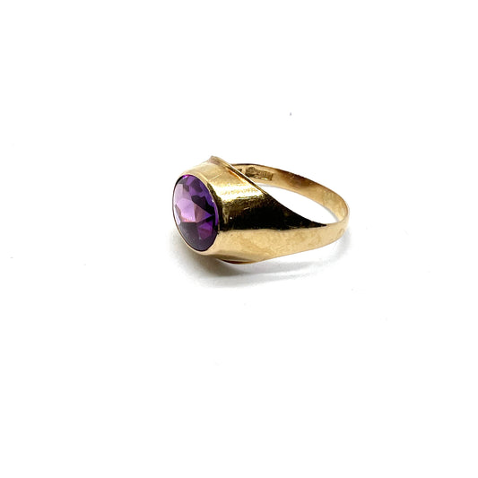 Alton, Sweden 1958. Vintage Mid-Century 18k Gold Synthetic Purple Sapphire Ring.