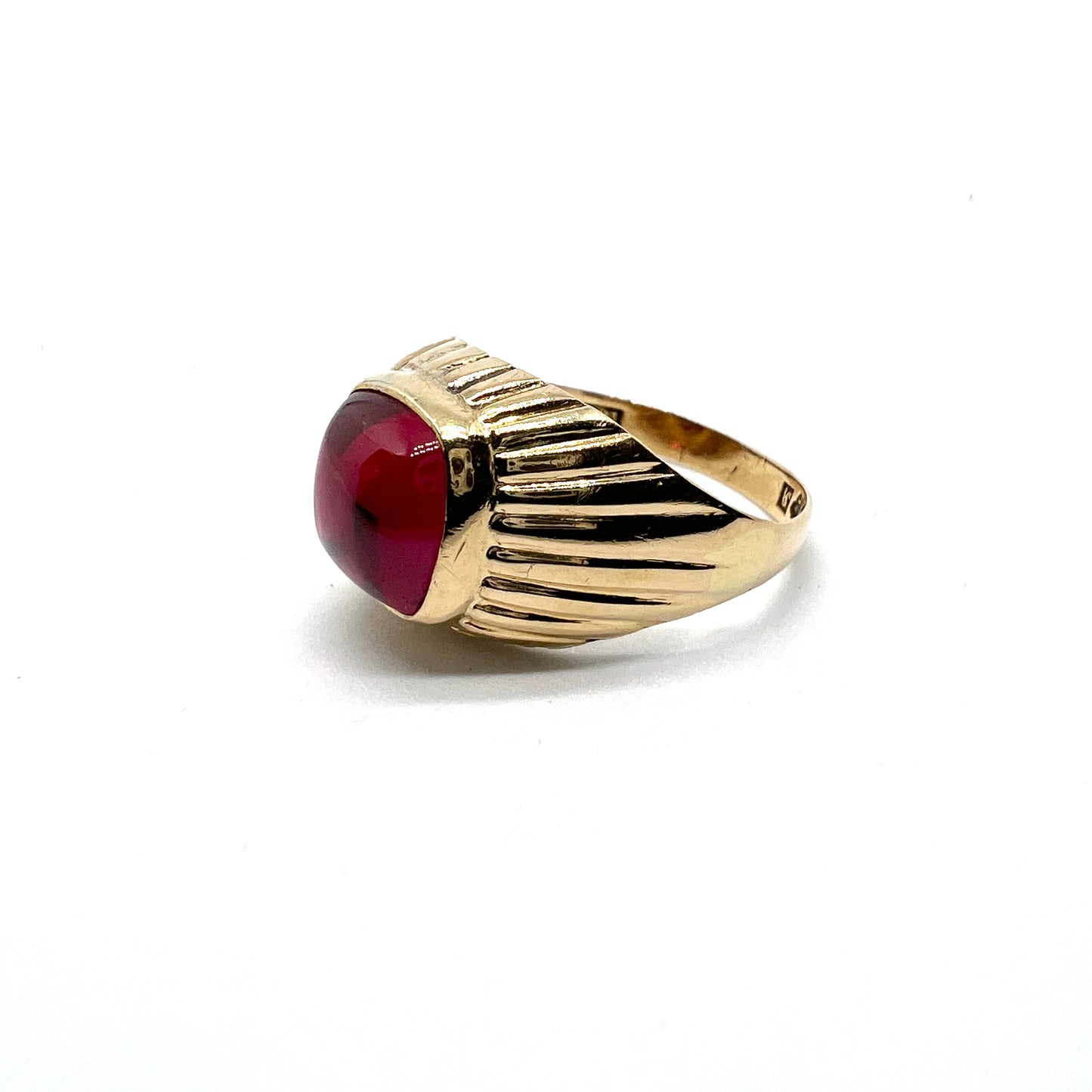 Bengt Hallberg, Sweden 1957. Vintage Mid-Century 18k Gold Synthetic Ruby Ring.