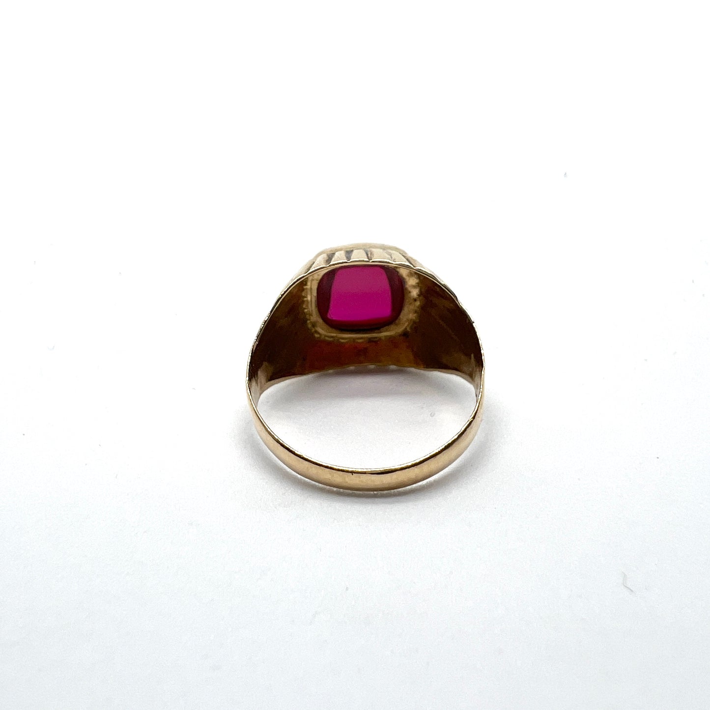 Bengt Hallberg, Sweden 1957. Vintage Mid-Century 18k Gold Synthetic Ruby Ring.