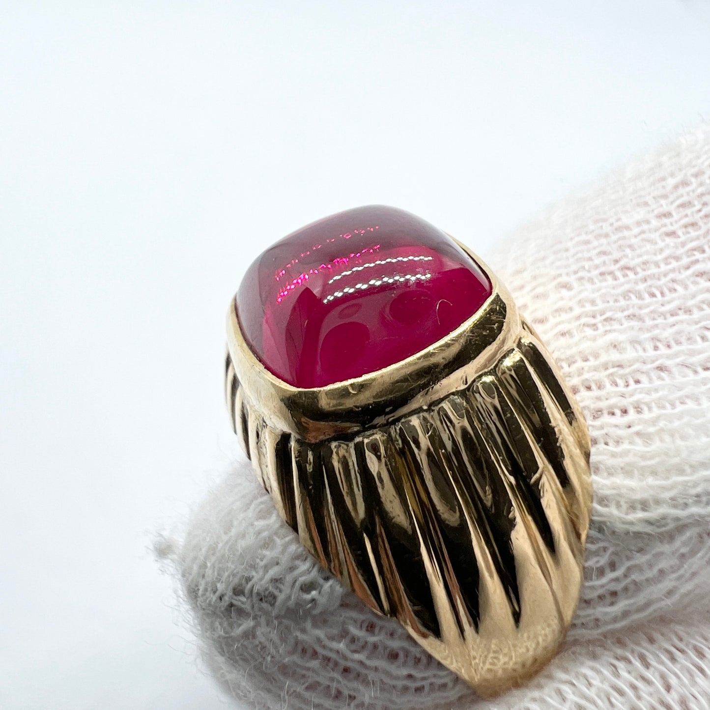 Bengt Hallberg, Sweden 1957. Vintage Mid-Century 18k Gold Synthetic Ruby Ring.