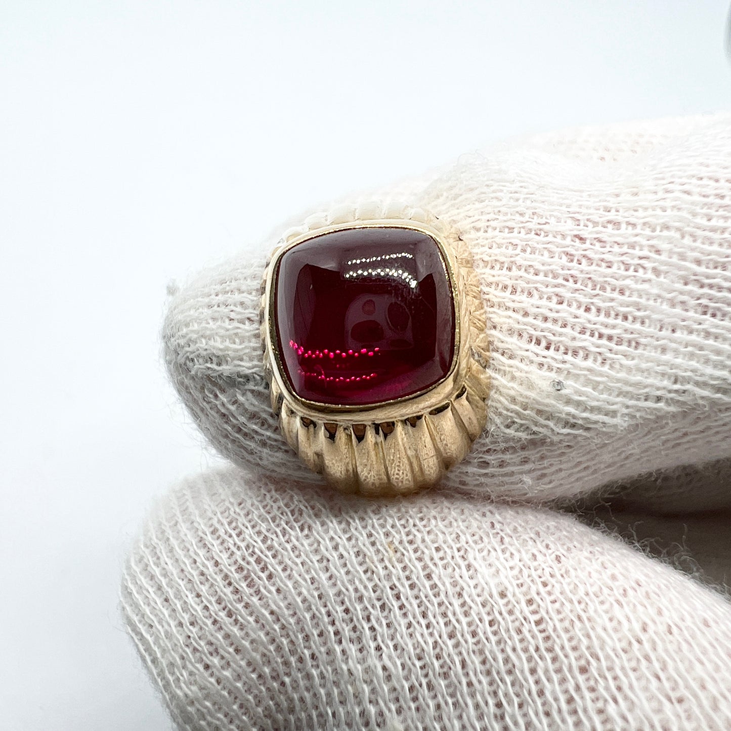 Bengt Hallberg, Sweden 1957. Vintage Mid-Century 18k Gold Synthetic Ruby Ring.