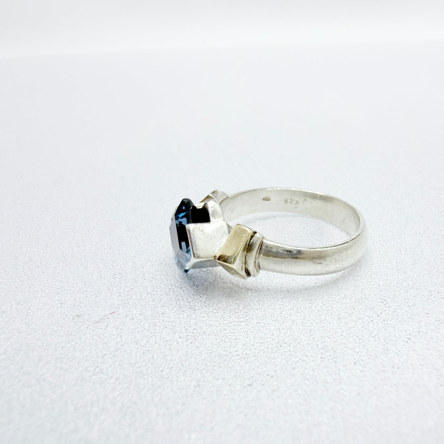 Vintage Sterling Silver Blue Synthetic Spinel Ring.