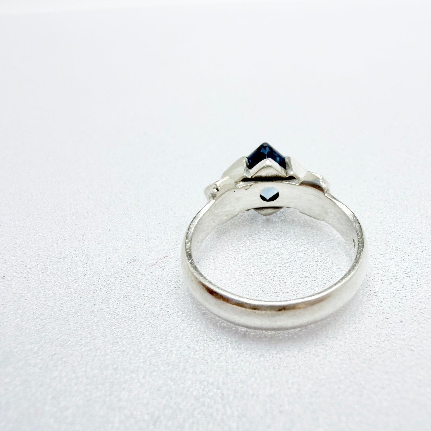 Vintage Sterling Silver Blue Synthetic Spinel Ring.