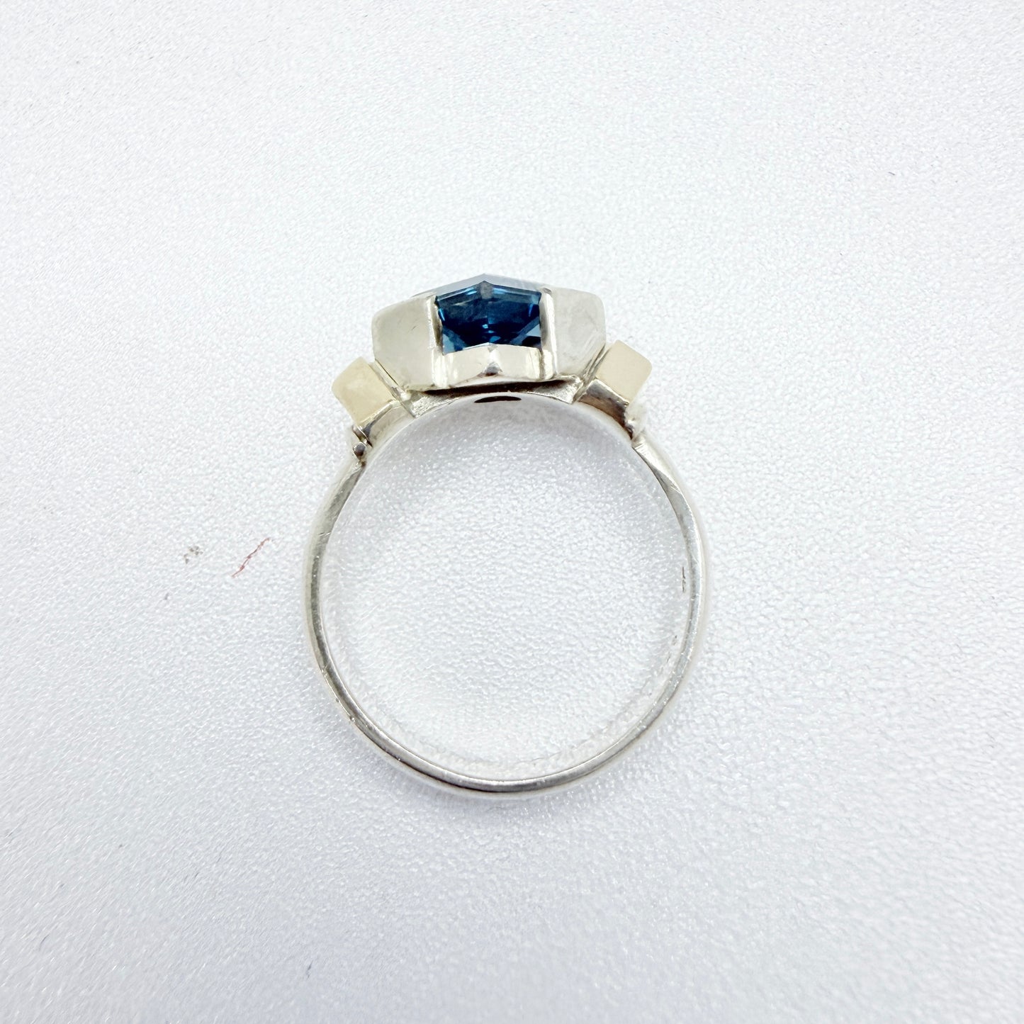 Vintage Sterling Silver Blue Synthetic Spinel Ring.