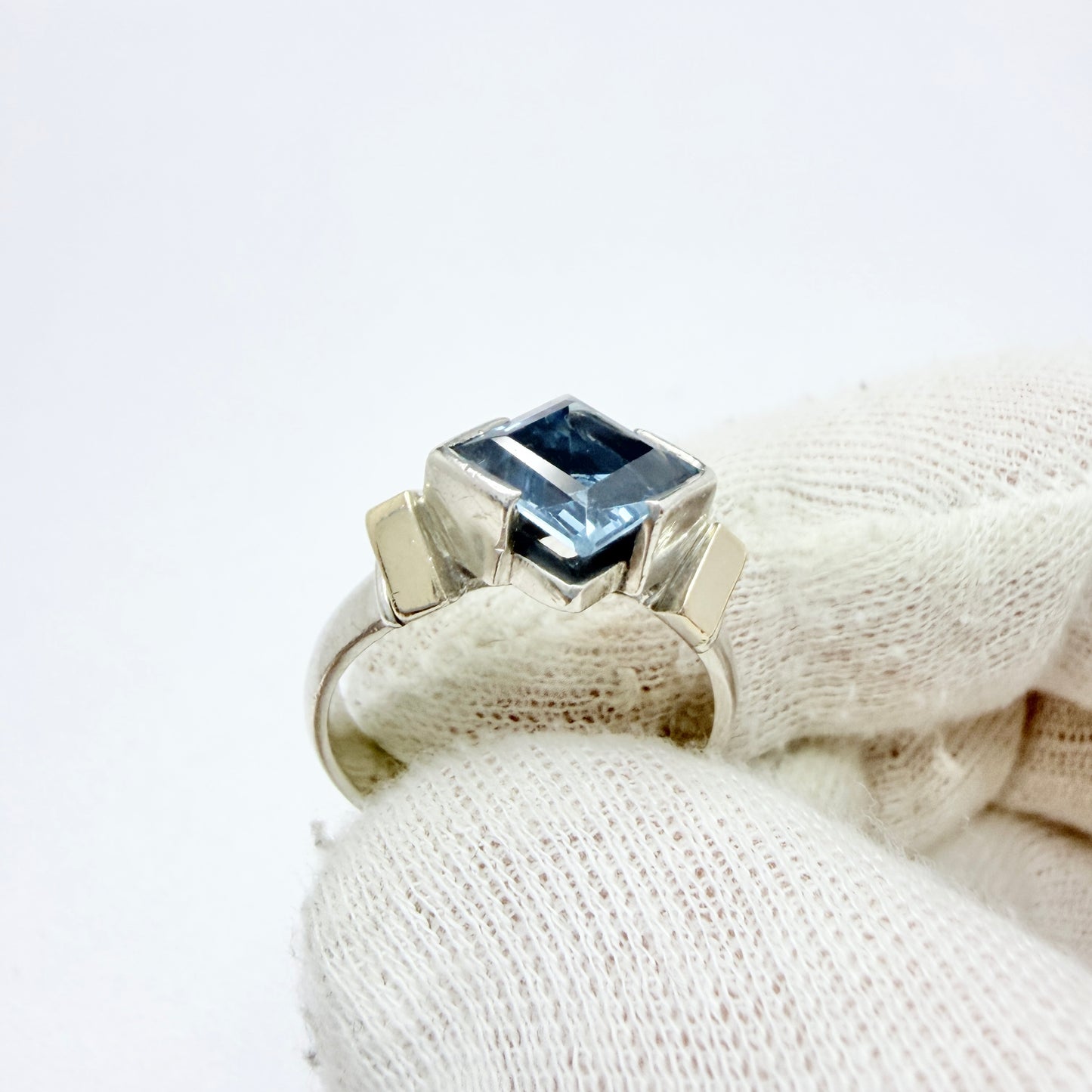 Vintage Sterling Silver Blue Synthetic Spinel Ring.