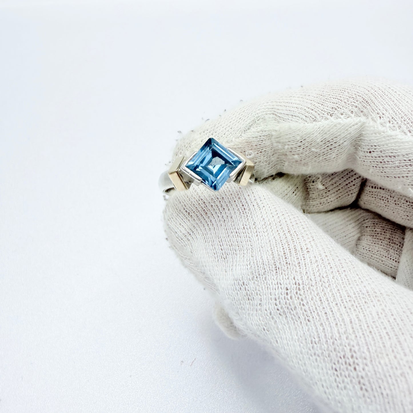 Vintage Sterling Silver Blue Synthetic Spinel Ring.