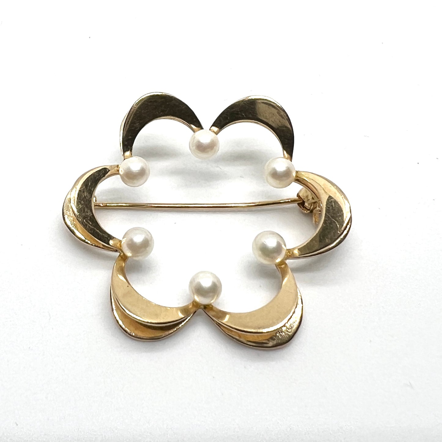 Theresia Hvorslev for Alton, Sweden 1971. 18k Gold Pearl Brooch. Design: Reflex.