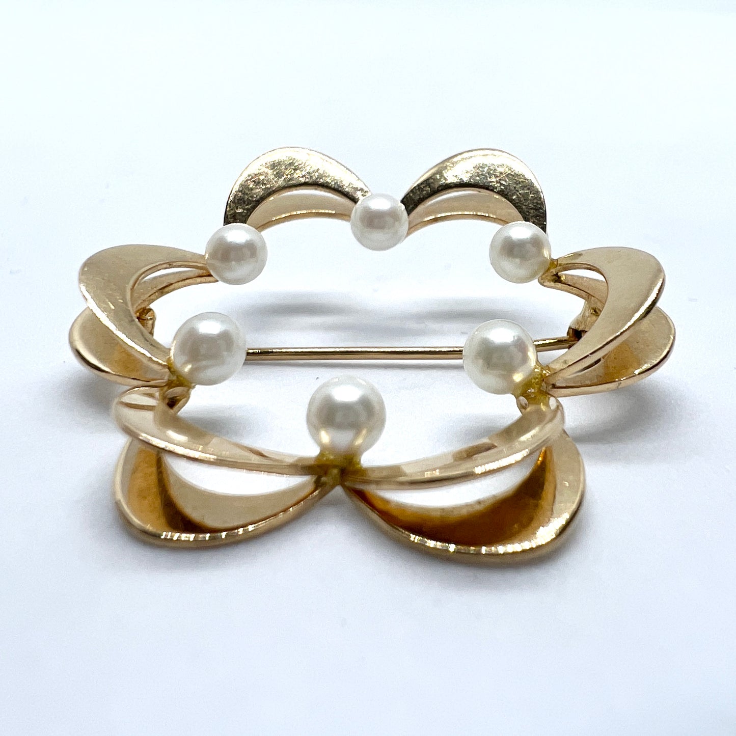 Theresia Hvorslev for Alton, Sweden 1971. 18k Gold Pearl Brooch. Design: Reflex.