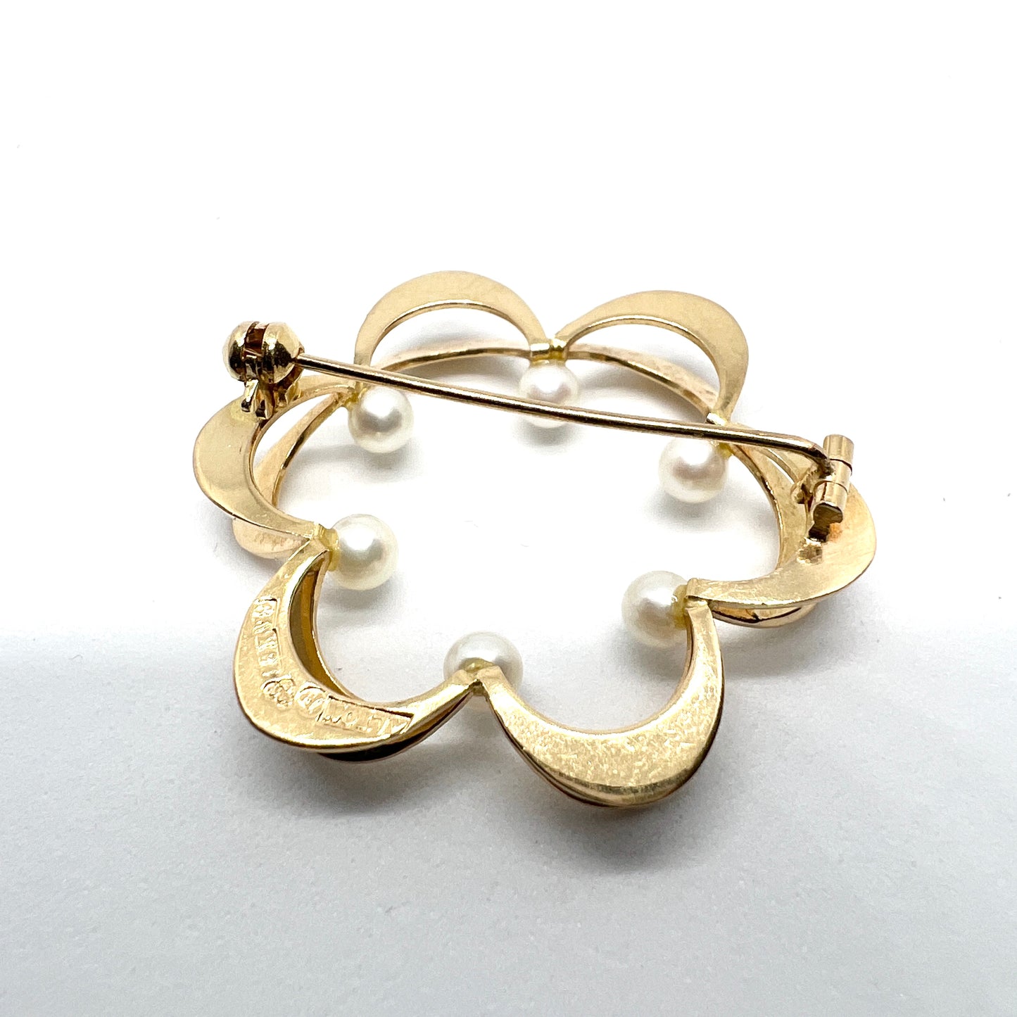 Theresia Hvorslev for Alton, Sweden 1971. 18k Gold Pearl Brooch. Design: Reflex.