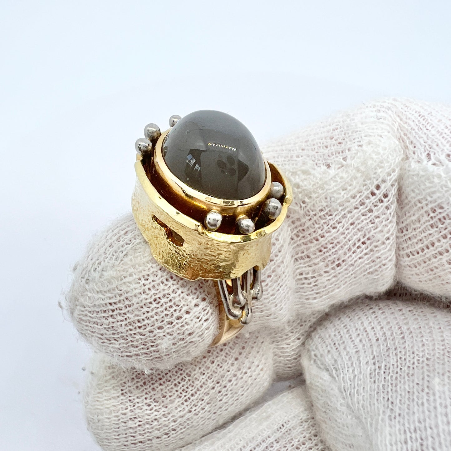 Claes E Giertta, Sweden 1971. Vintage 18k Gold Gray Moonstone Ring. Signed. 13.9 gram