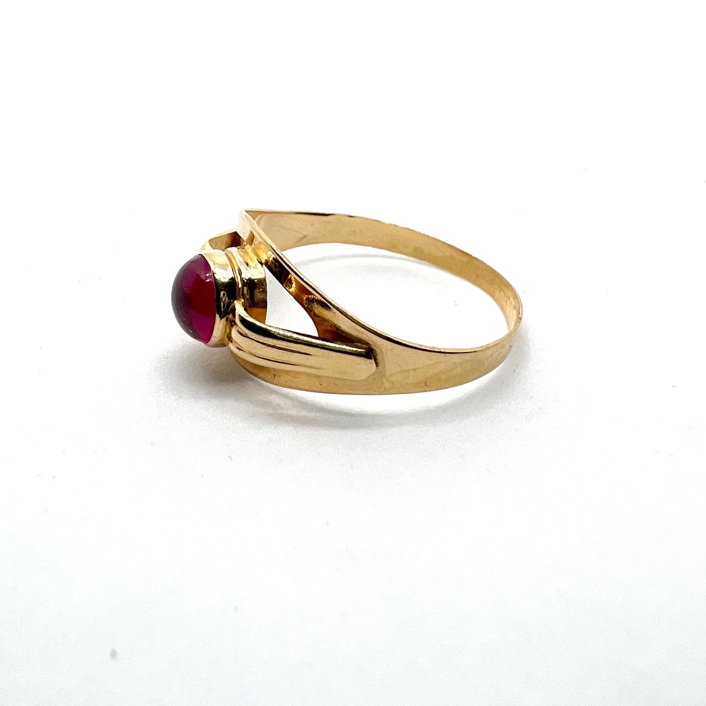 Ceson, Sweden 1957. Vintage Mid-Century 18k Gold Synthetic Sapphire Ring.