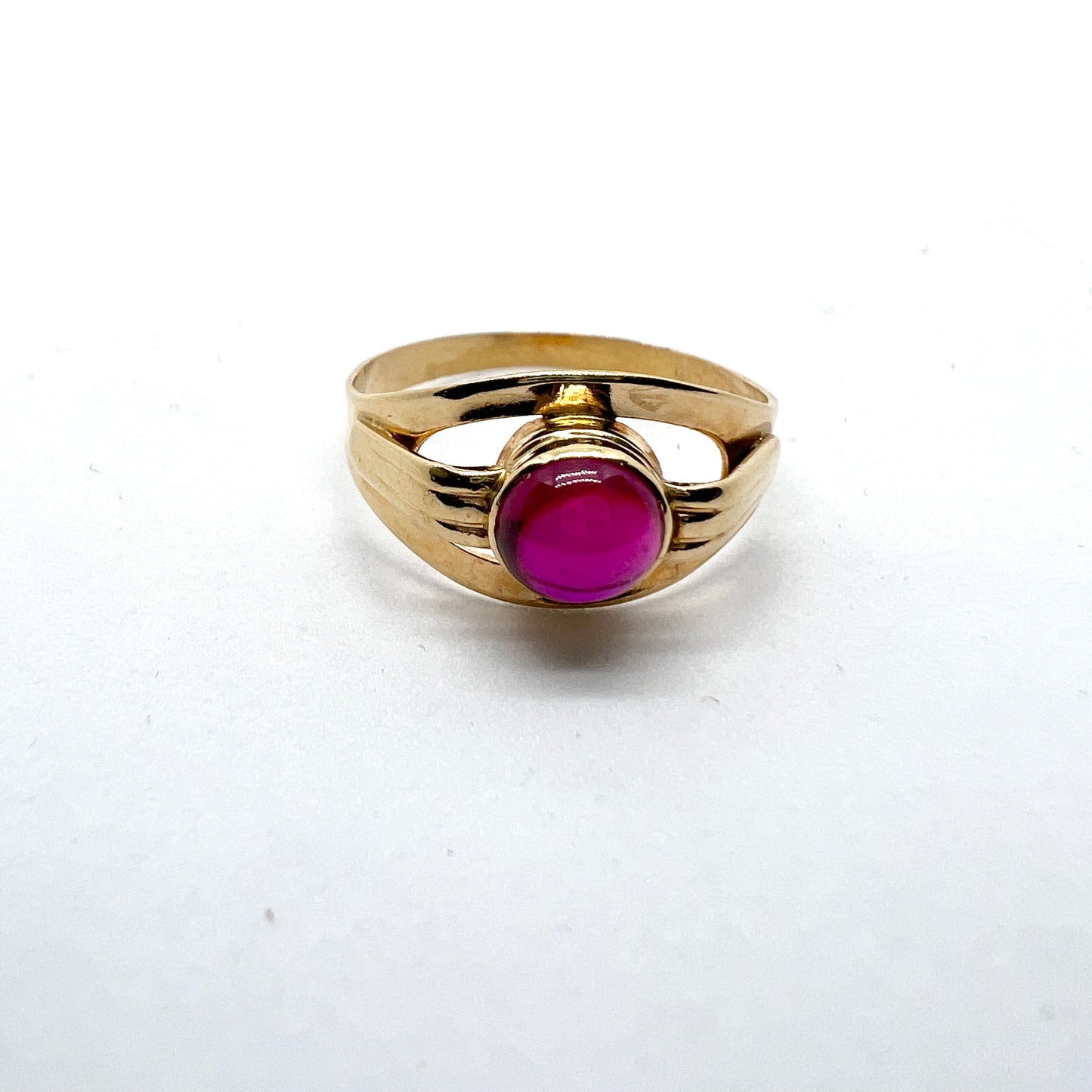 Ceson, Sweden 1957. Vintage Mid-Century 18k Gold Synthetic Sapphire Ring.