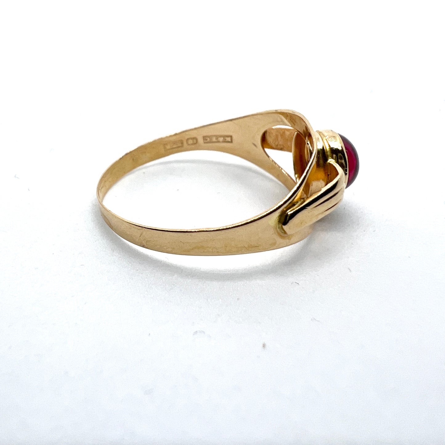 Ceson, Sweden 1957. Vintage Mid-Century 18k Gold Synthetic Sapphire Ring.