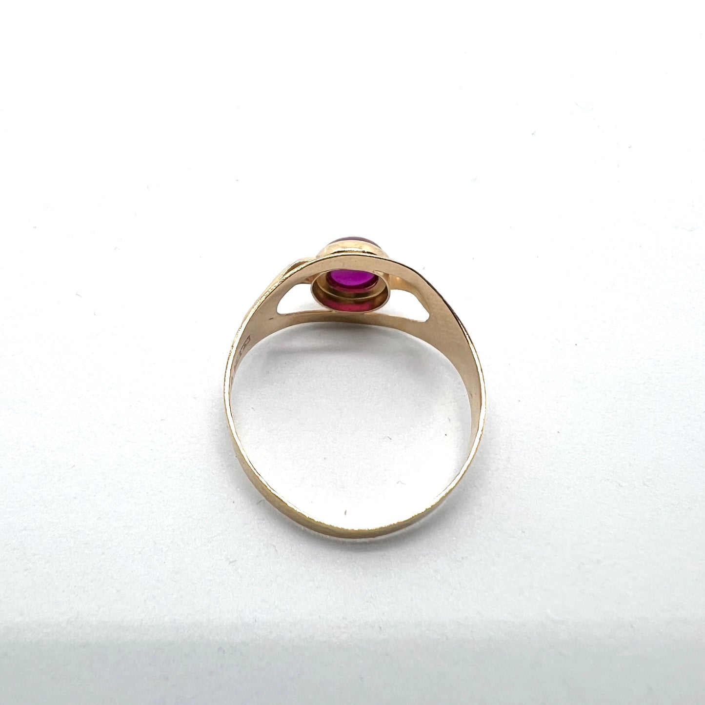 Ceson, Sweden 1957. Vintage Mid-Century 18k Gold Synthetic Sapphire Ring.