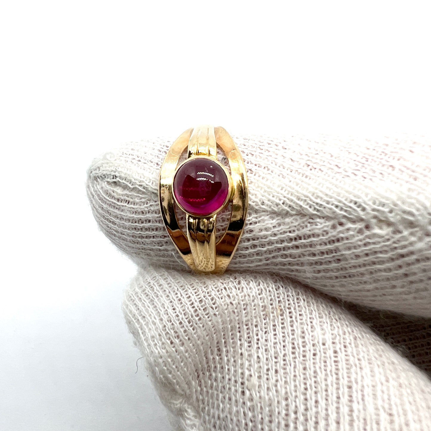 Ceson, Sweden 1957. Vintage Mid-Century 18k Gold Synthetic Sapphire Ring.