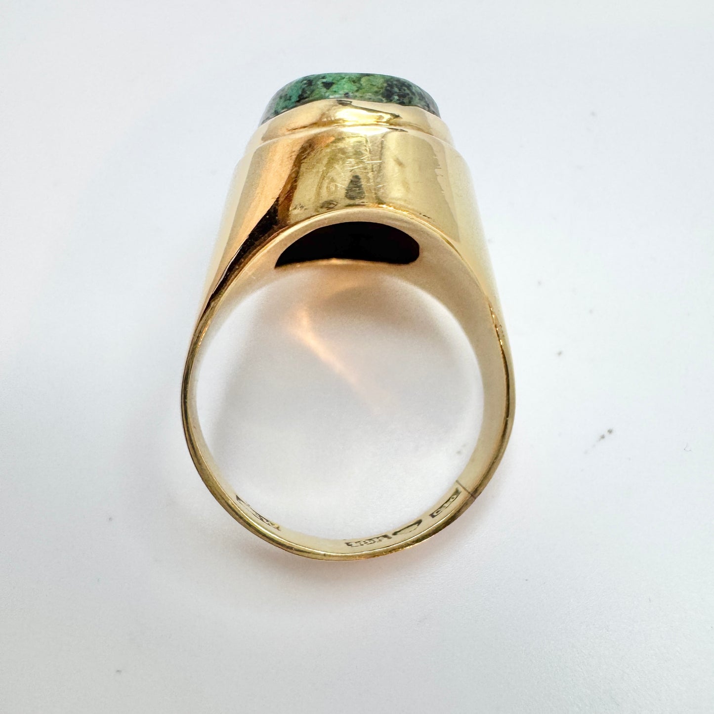 Erik Wahlbeck, Sweden 1977. Bold Vintage 18k Gold Azurite Signet Ring. 10.6gram