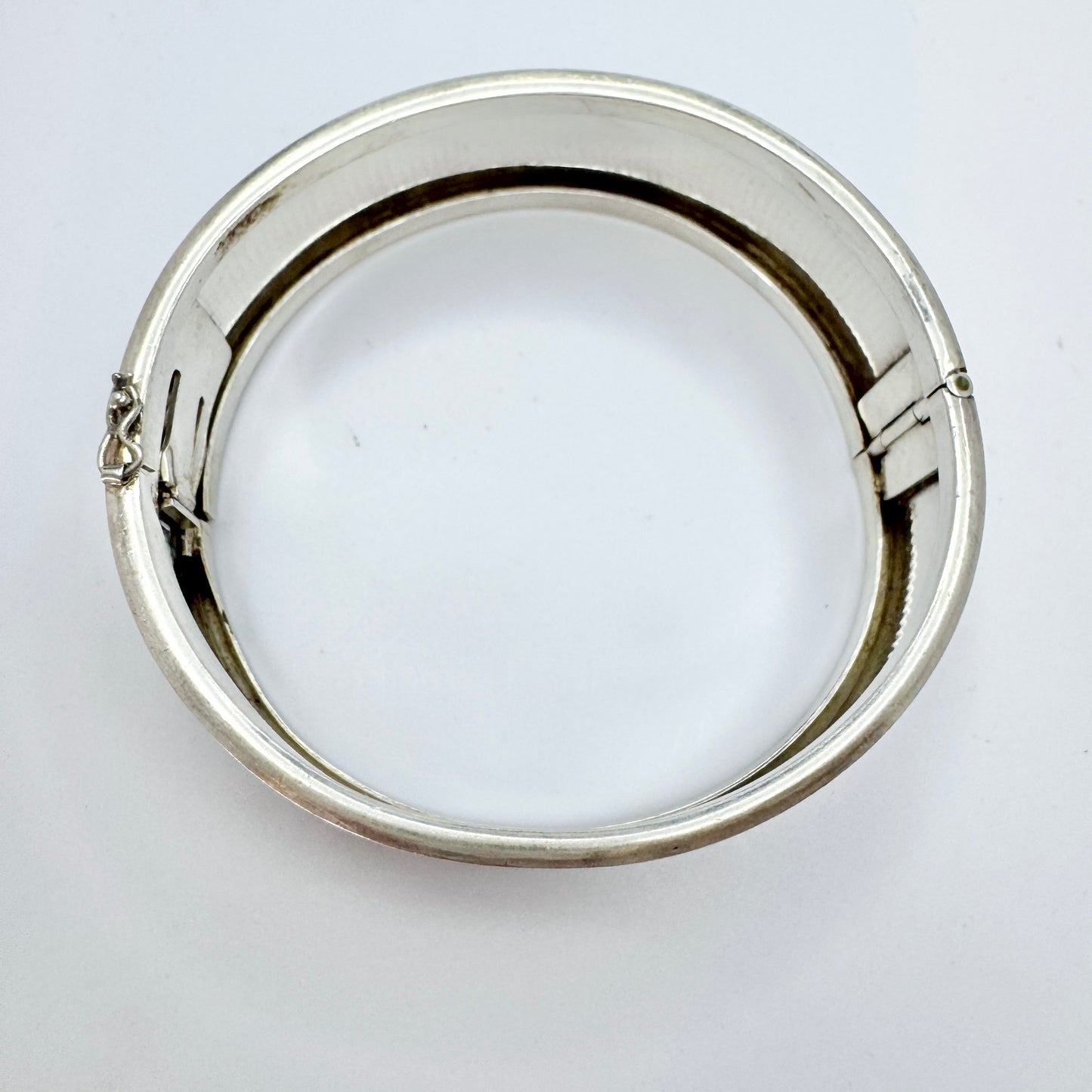 Andreas Daub, Germany ca 1950s. Vintage Solid SIlver Hinged Bangle Bracelet.