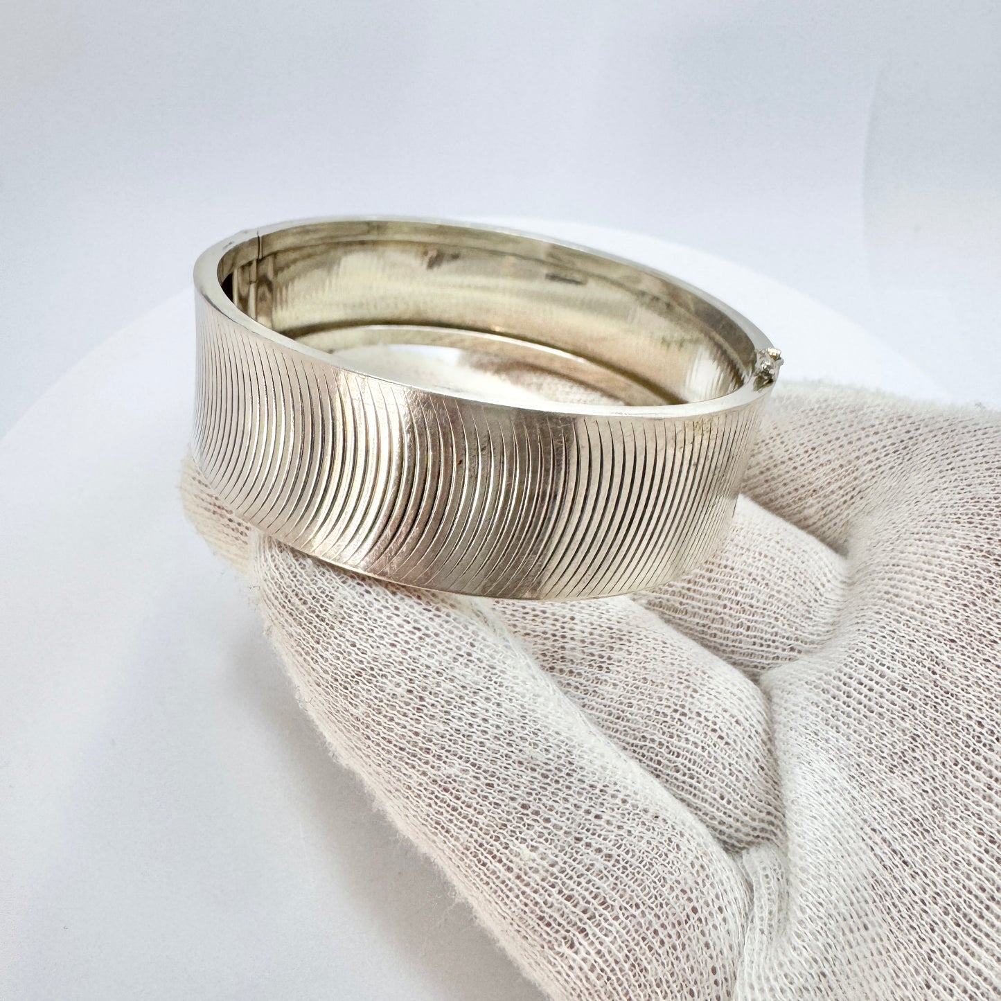 Andreas Daub, Germany ca 1950s. Vintage Solid SIlver Hinged Bangle Bracelet.