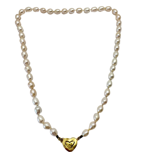 Vintage Light Pink Pearl 18k Gold Heart Clasp Necklace.