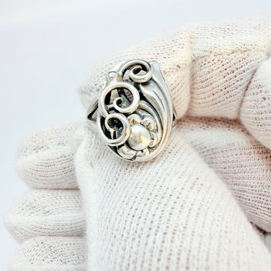 Kaplan, Sweden 1950s. Vintage Solid Silver Flower Ring.