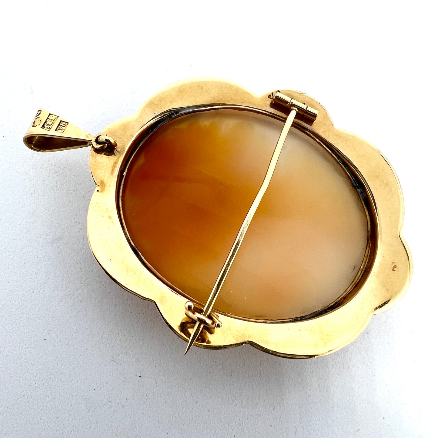 Olausson, Sweden 1947, Vintage 18k Gold Cameo Pendant Brooch.