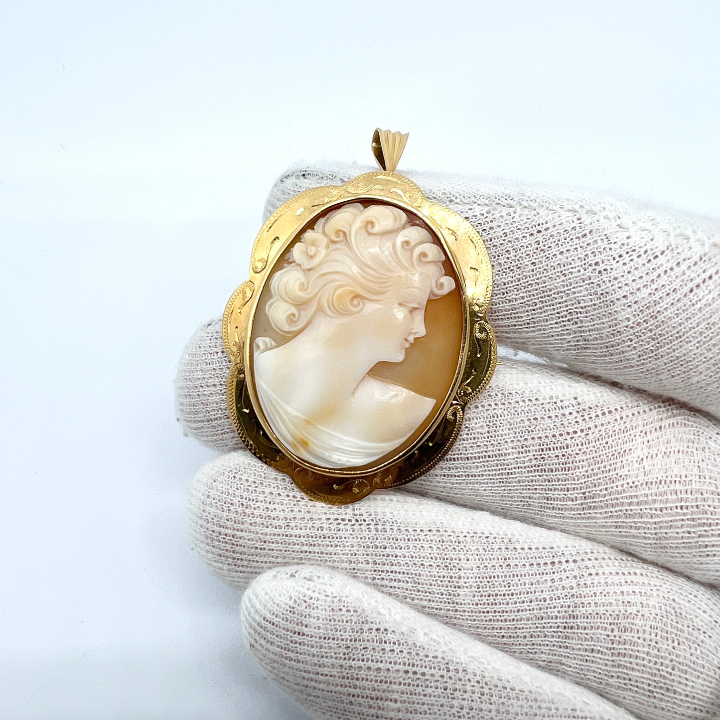 Olausson, Sweden 1947, Vintage 18k Gold Cameo Pendant Brooch.