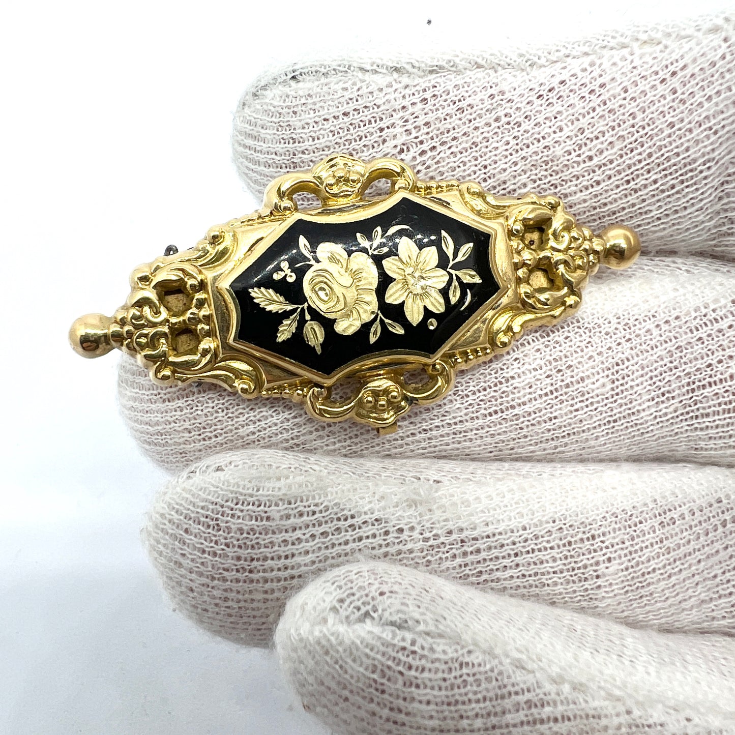 Bernhard Hertz, Sweden c year 1900, 18k Gold Enamel Mourning Brooch.