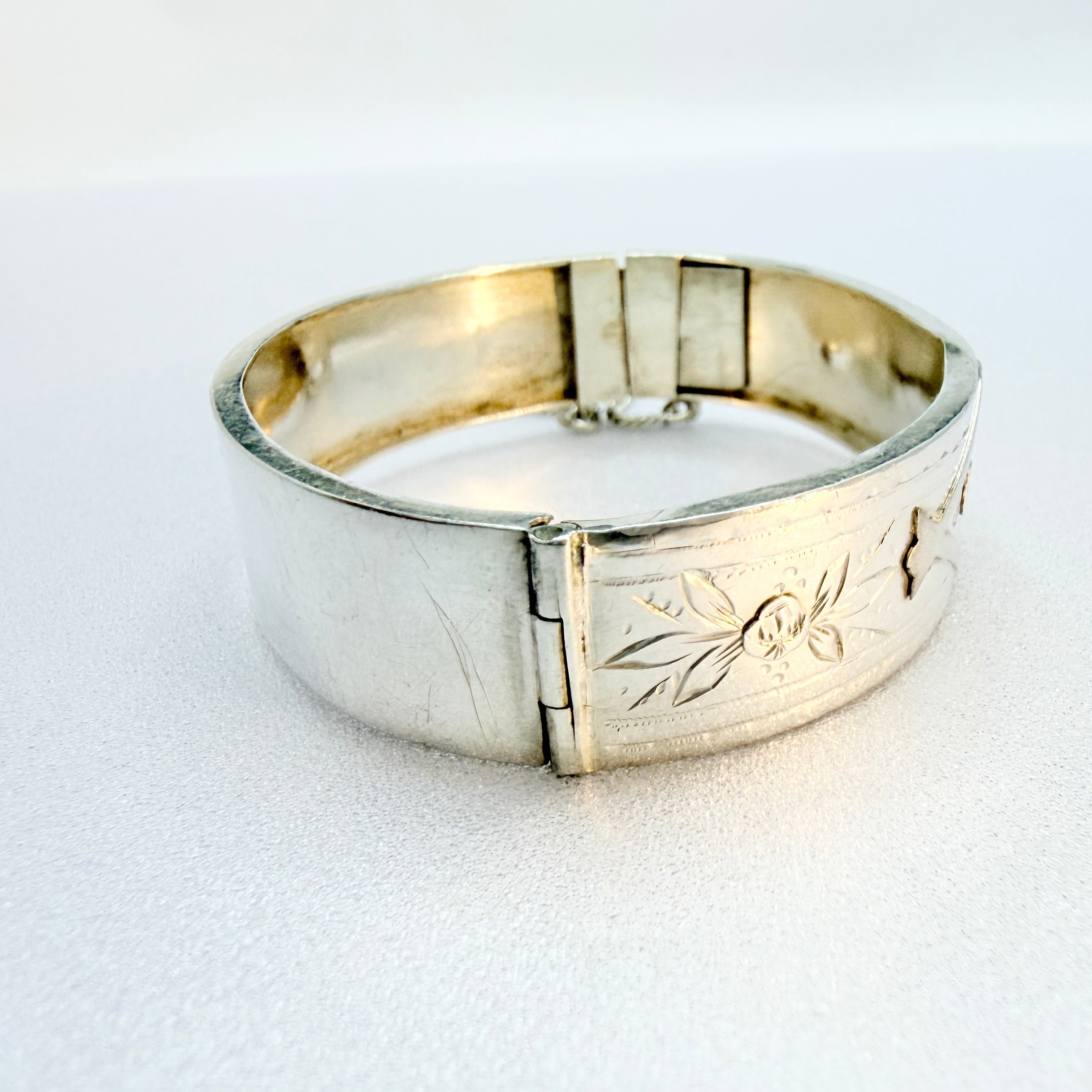 Vintage or Antique Solid Silver Hinged Bangle Bracelet. – T