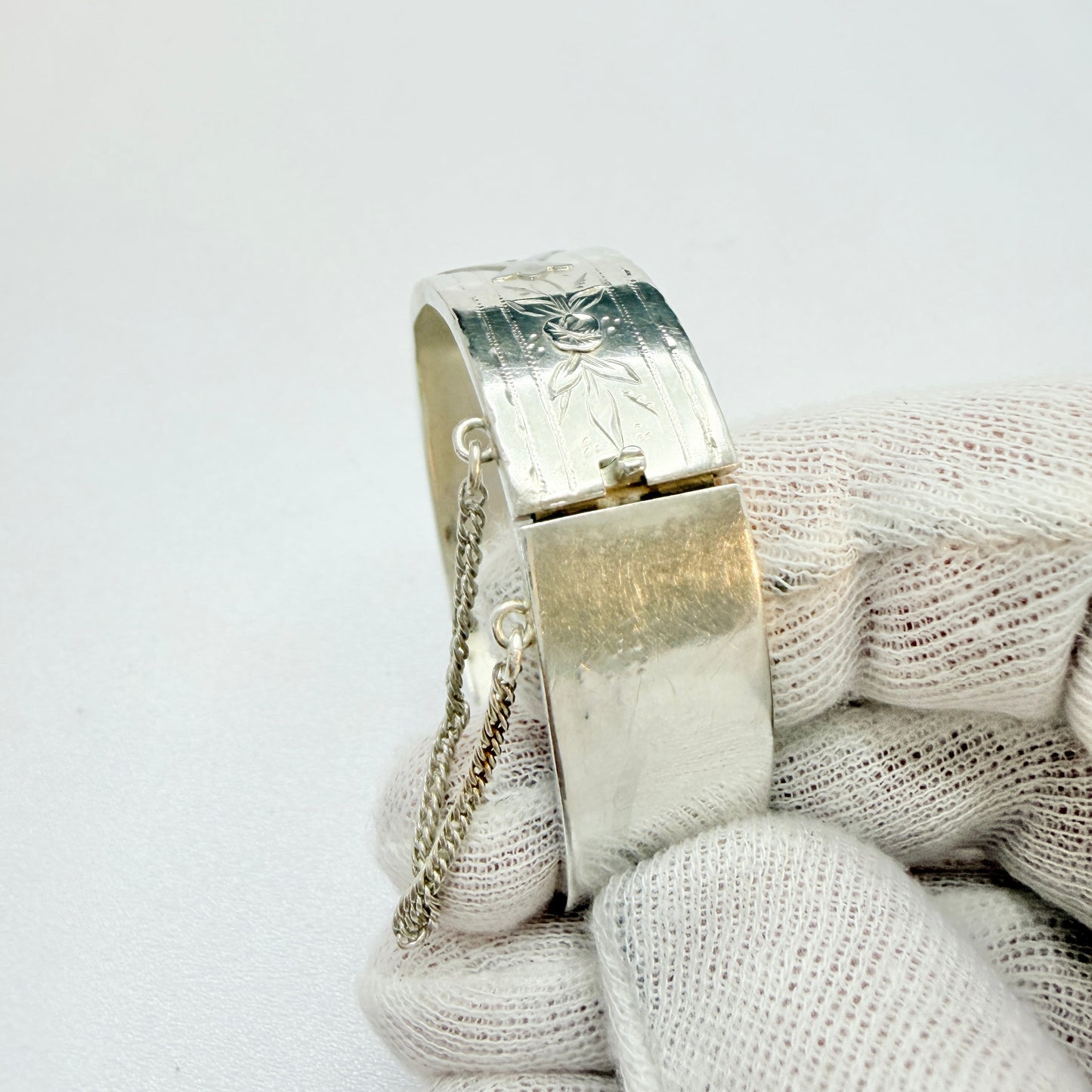 Vintage or Antique Solid Silver Hinged Bangle Bracelet.