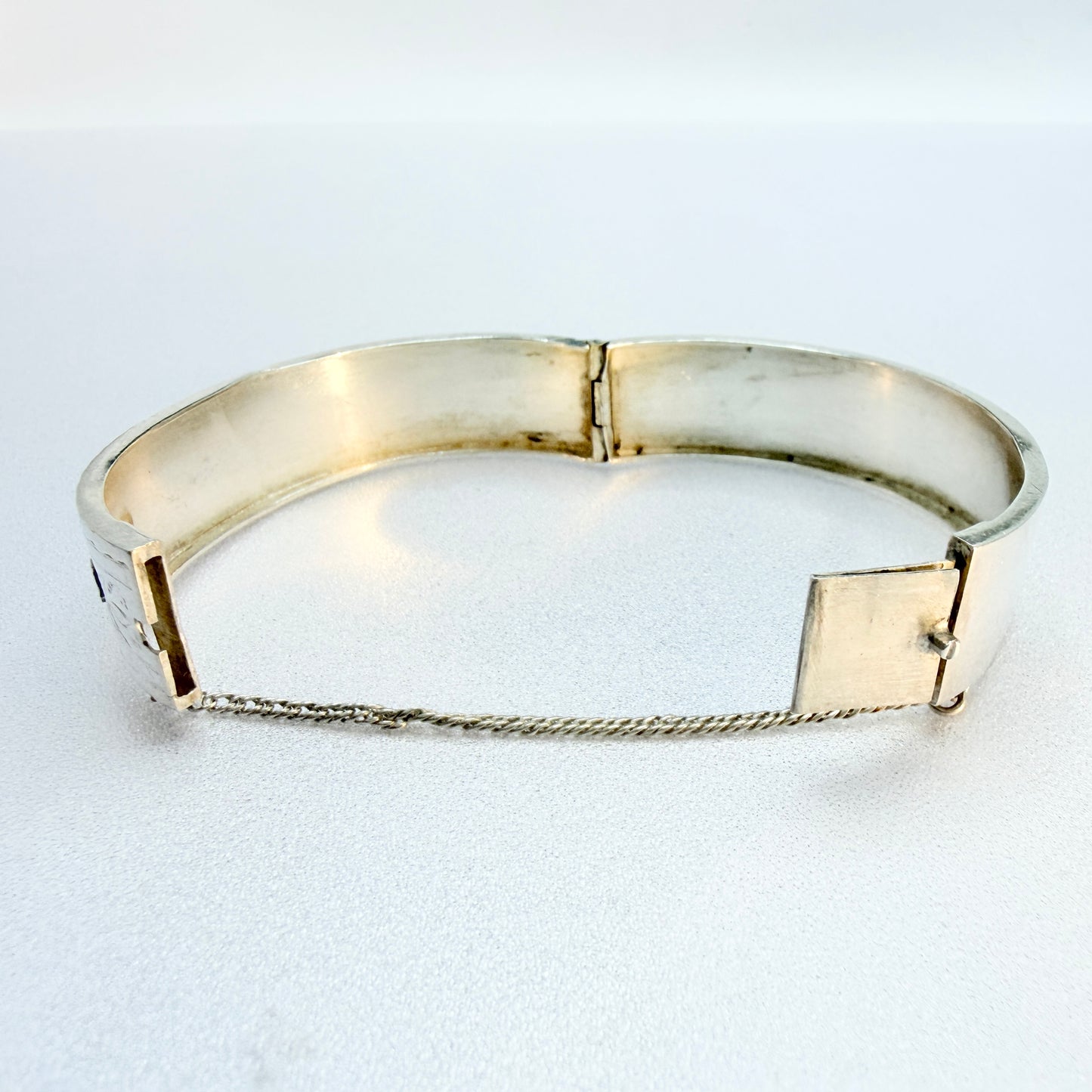 Vintage or Antique Solid Silver Hinged Bangle Bracelet.