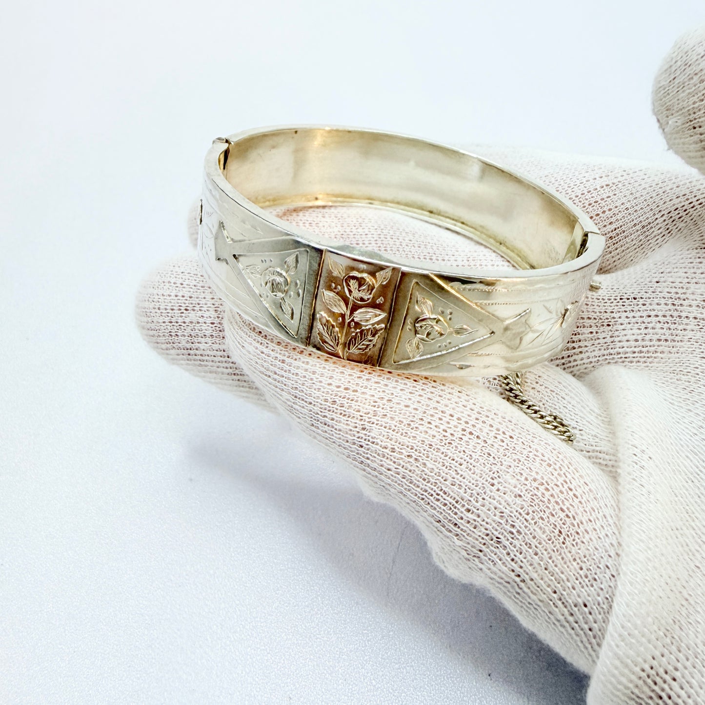 Vintage or Antique Solid Silver Hinged Bangle Bracelet.
