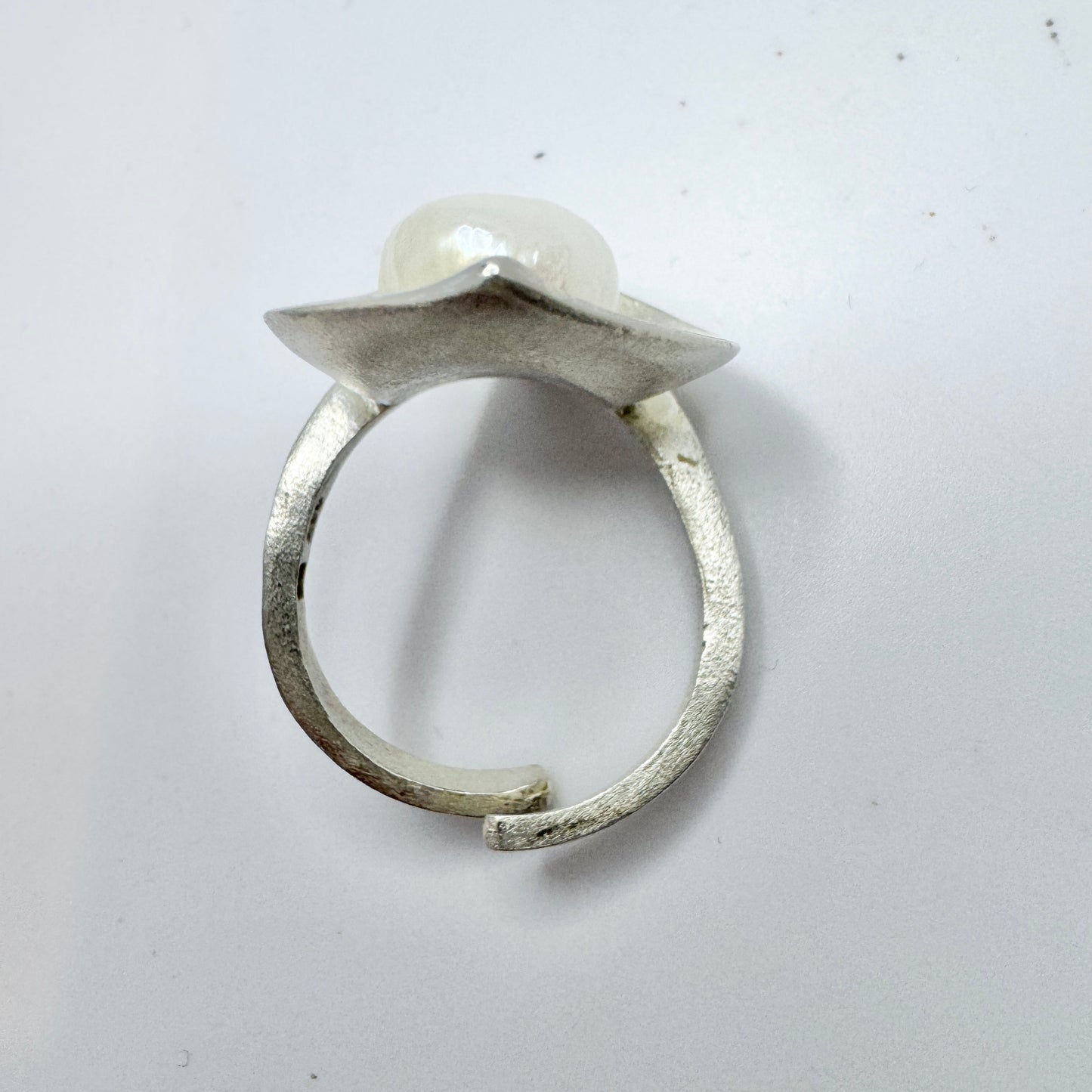 Bijou Jeunesse, Germany. Sterling Silver Pearl Ring.