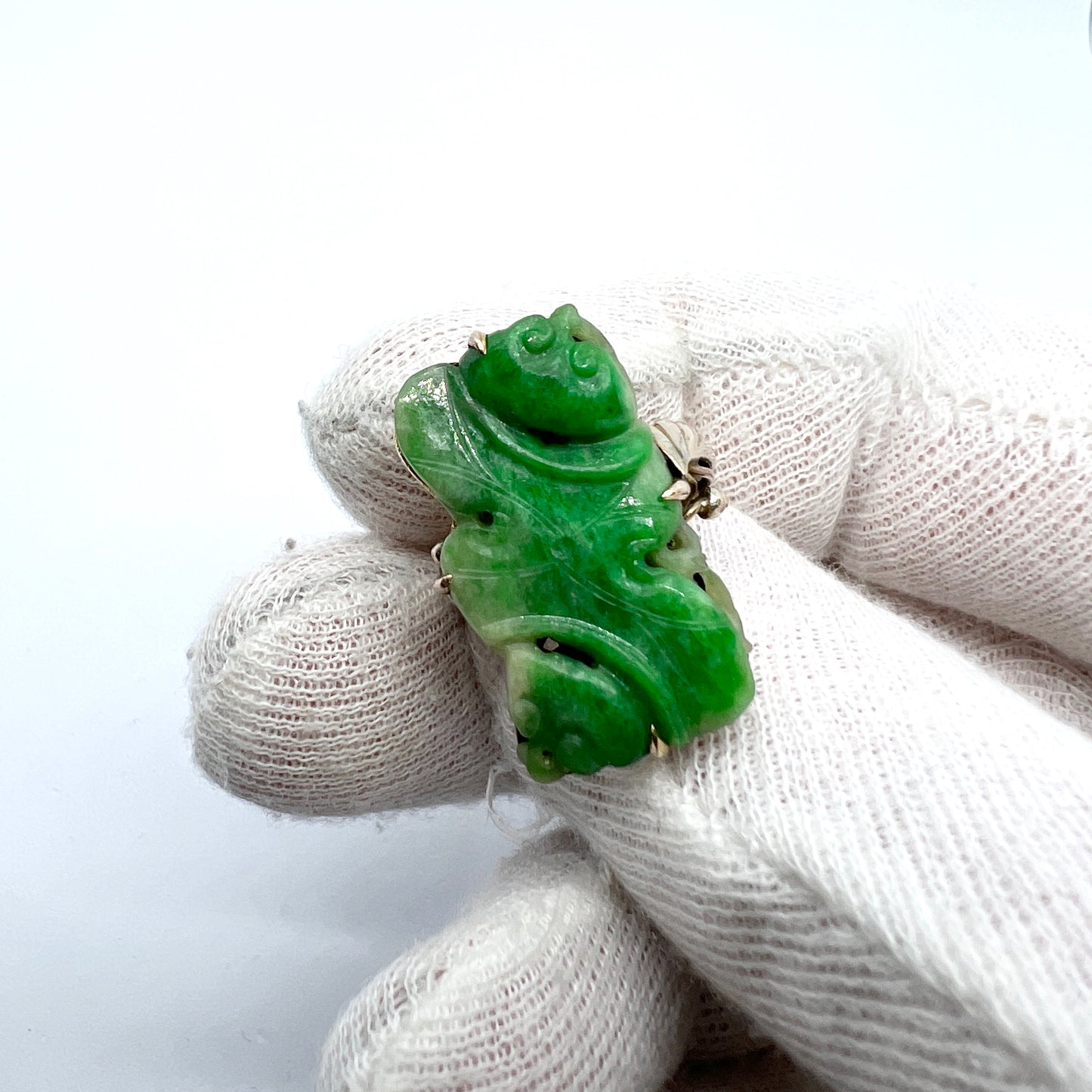 Vintage 14k Gold Carved Jadeite Ring. Back with Openwork.