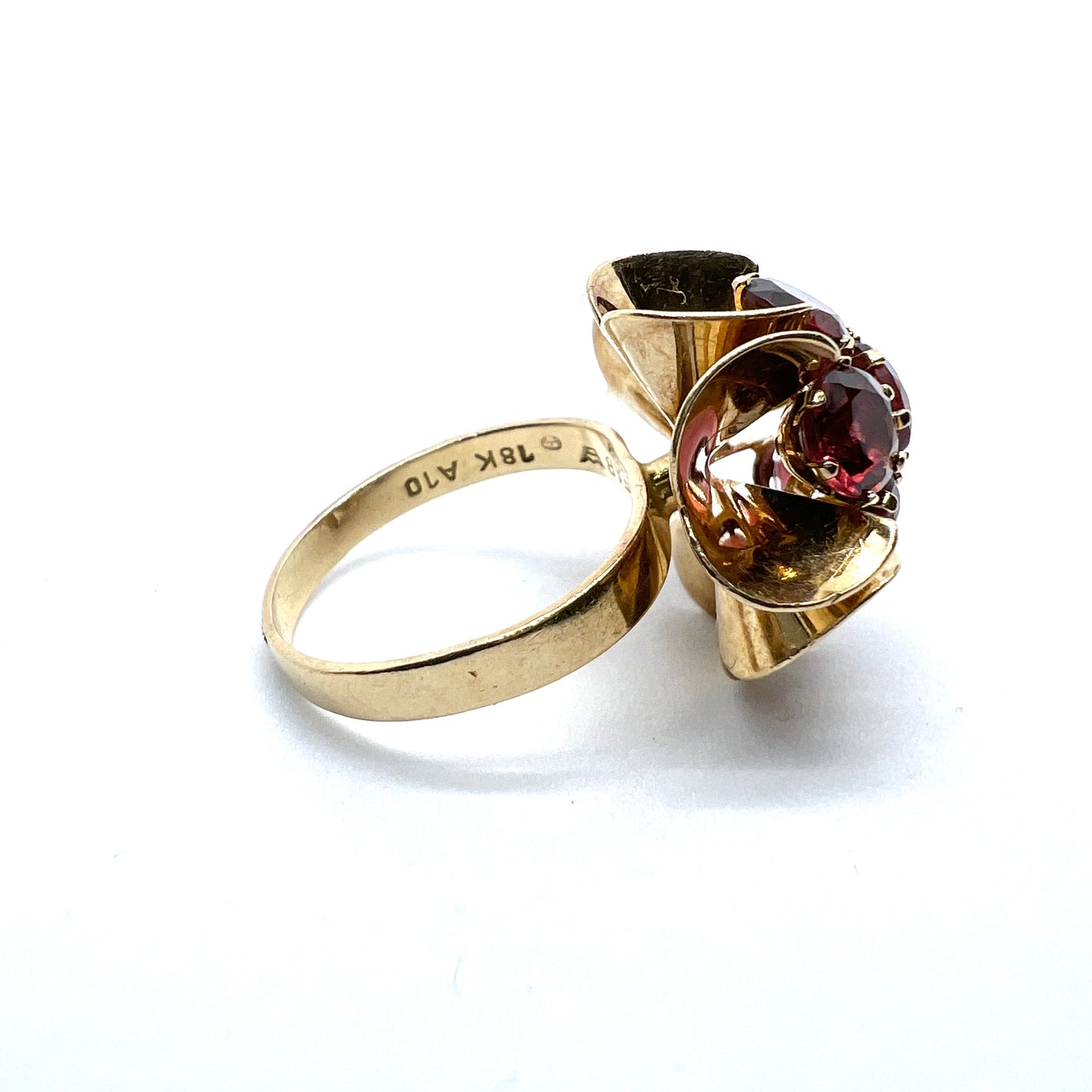 O Pettersson, Sweden year 1975, Vintage 18k Gold Garnet Ring.