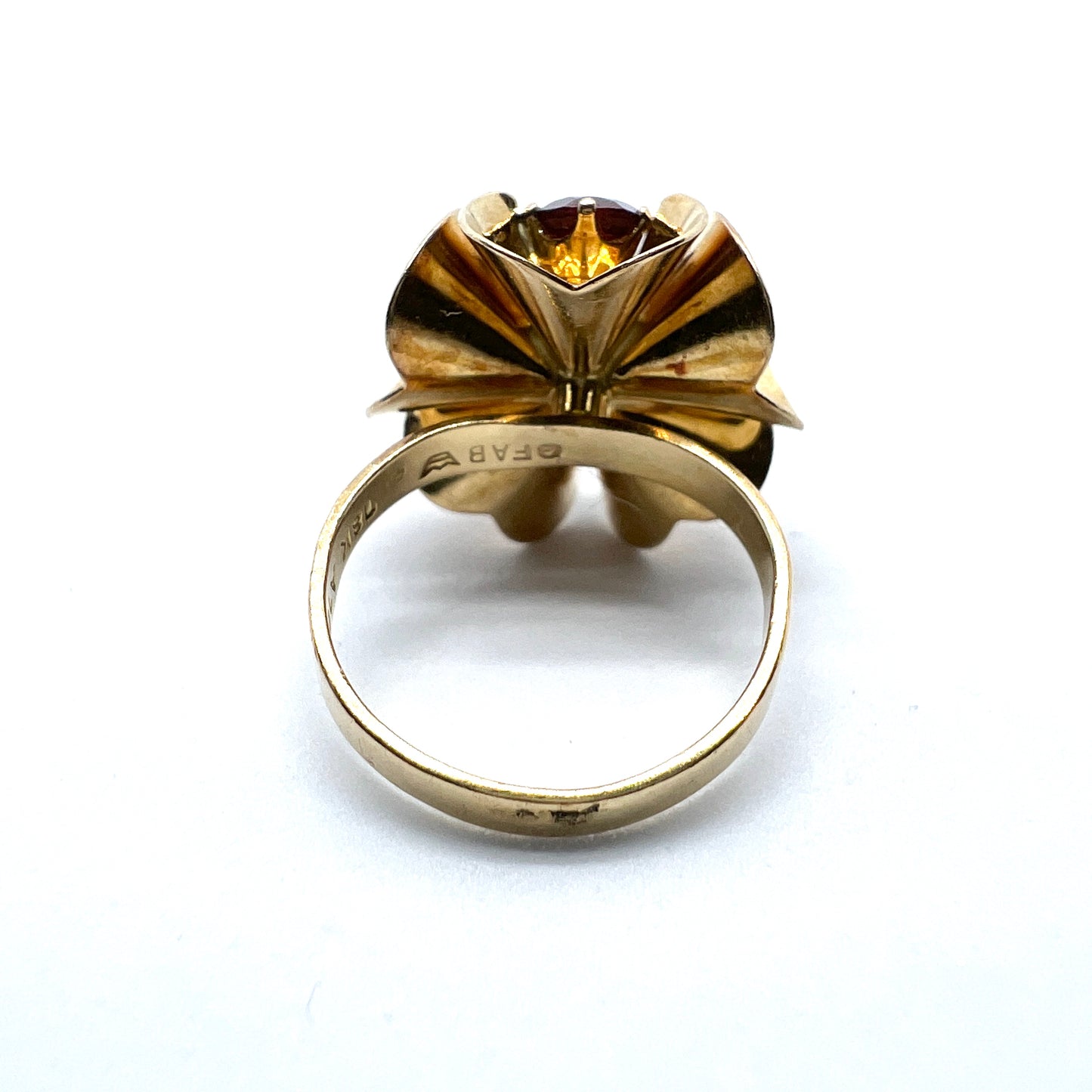 O Pettersson, Sweden year 1975, Vintage 18k Gold Garnet Ring.