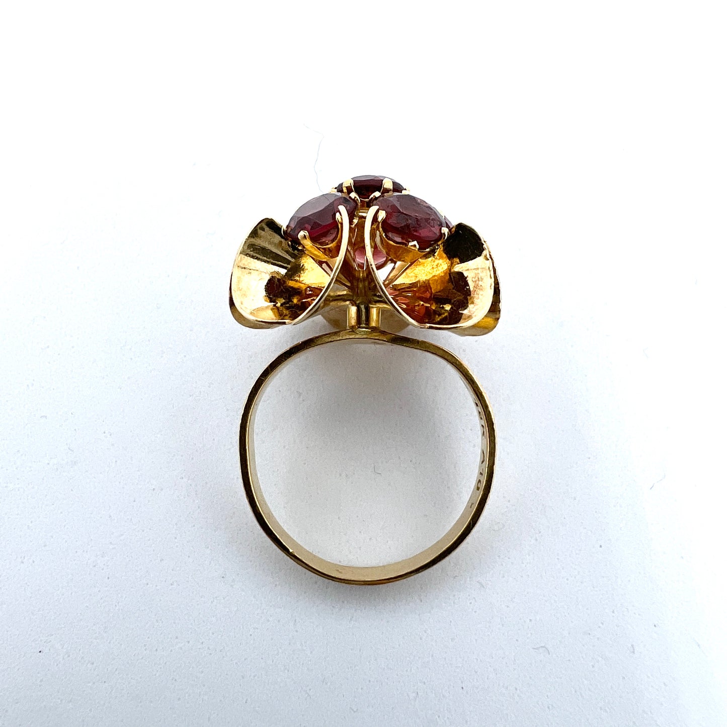 O Pettersson, Sweden year 1975, Vintage 18k Gold Garnet Ring.