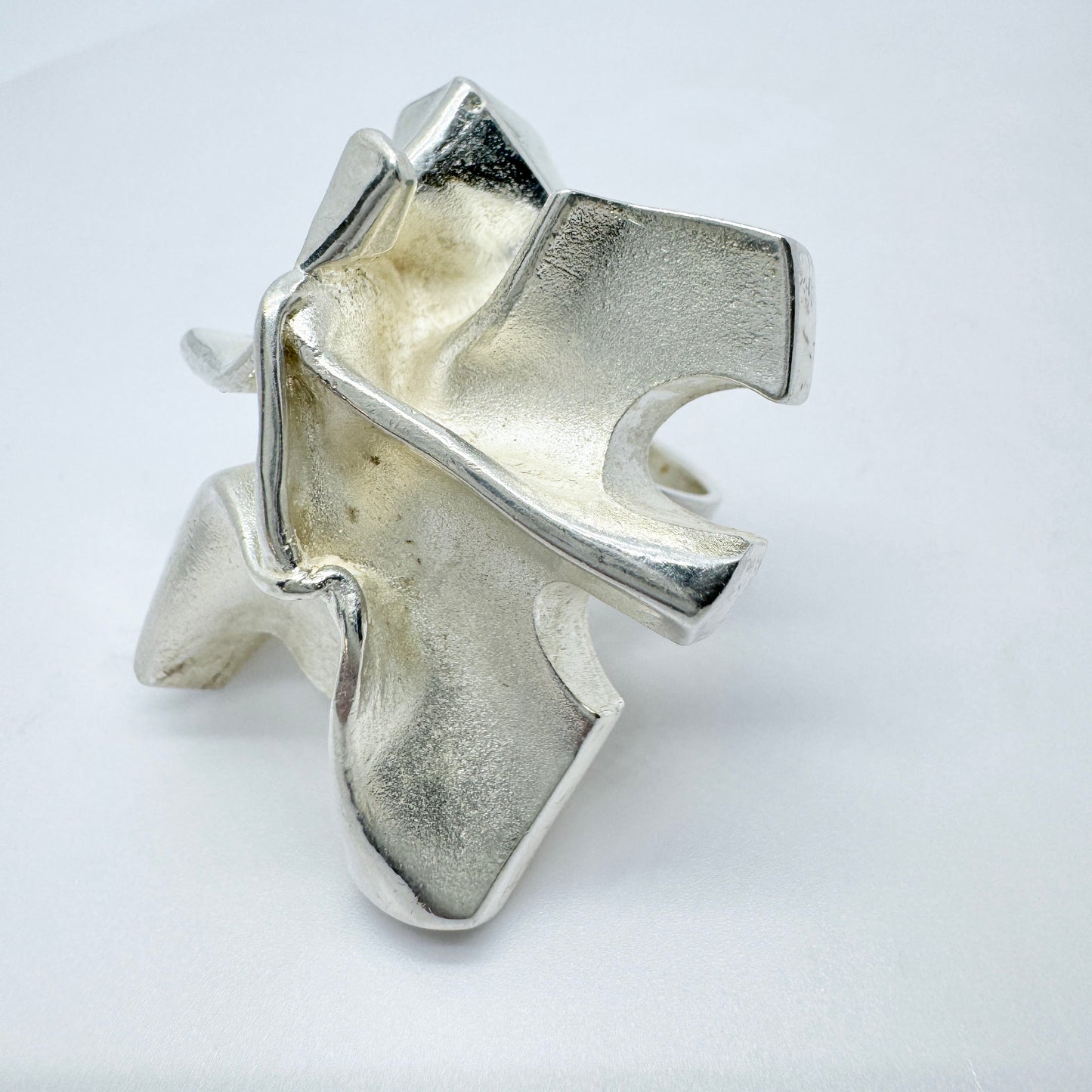 Matti J Hyvärinen, Finland 1972 Vintage Very Large Modernist Ring. Sterling Silver.