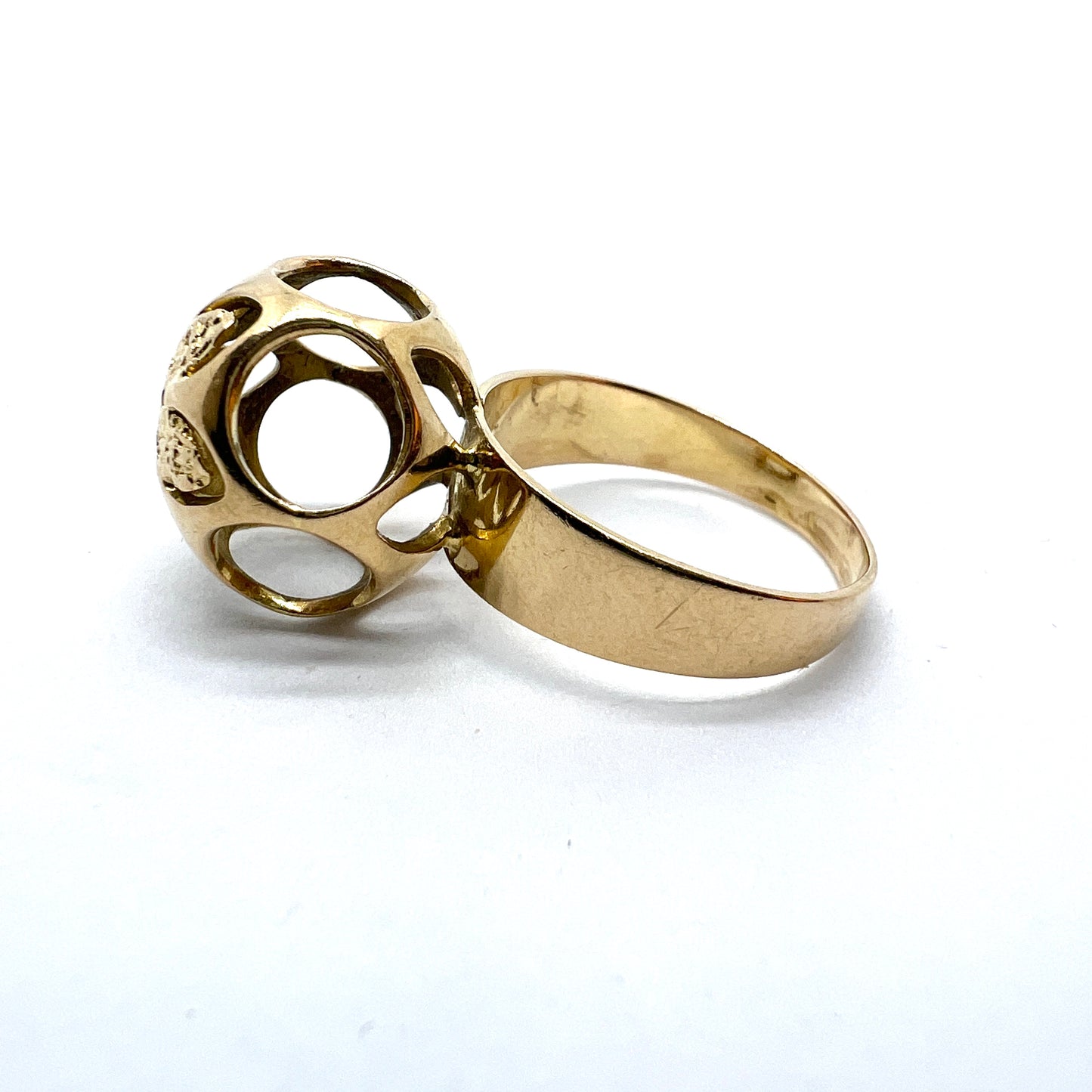 ALTON, Sweden 1972. Vintage  18k Gold Sphere Flower Power Ring.